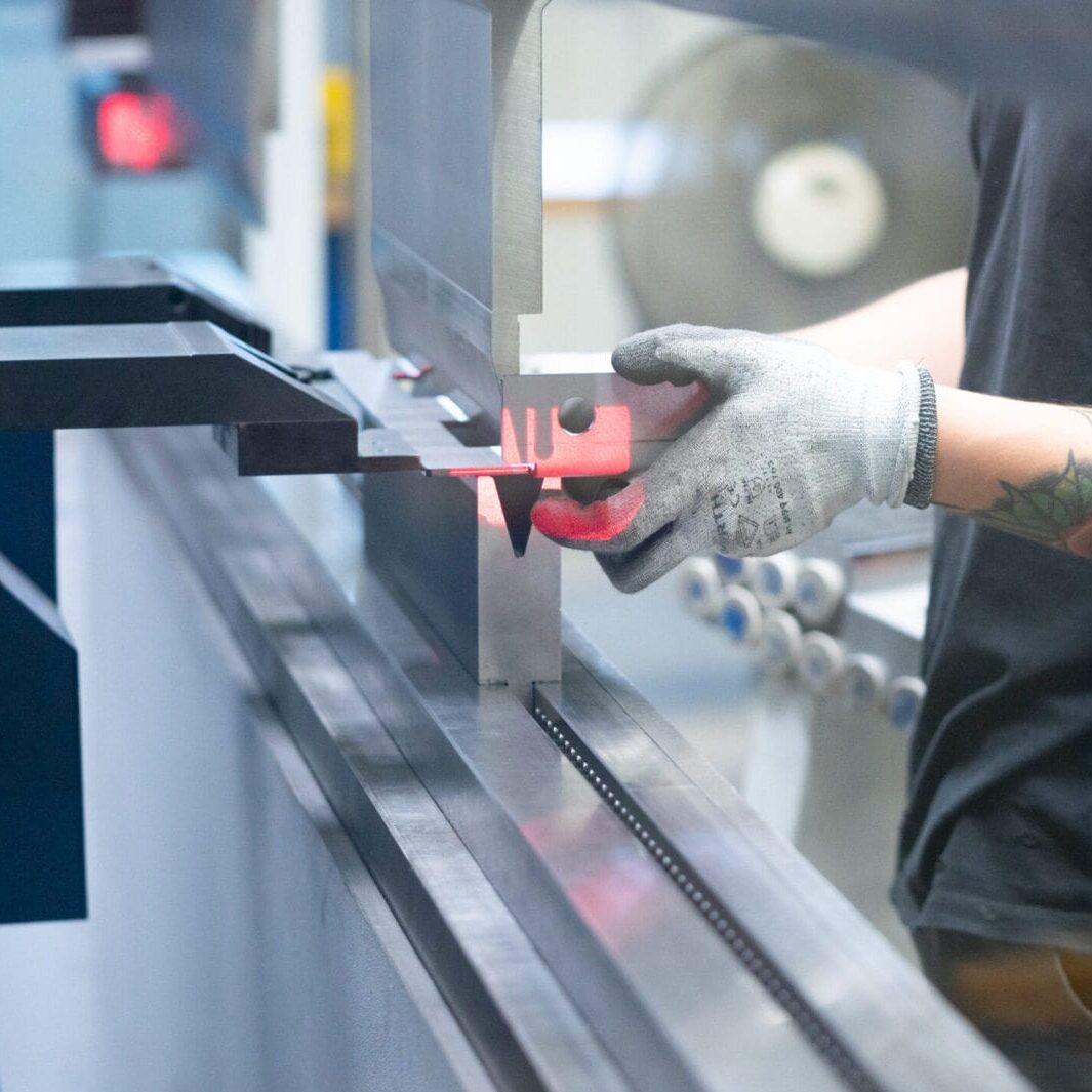 Metall- und Blechverarbeitung Verfahren Abkanten Lohnfertigung Titelbild Abkantpresse Werkstatt mechanisch oder automatisch L+S AG in der Schweiz