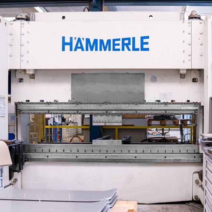 Metall- und Blechverarbeitung Maschinenpark Abkanterei Abkantpresse mit CNC-Maschinensteuerung L+S AG