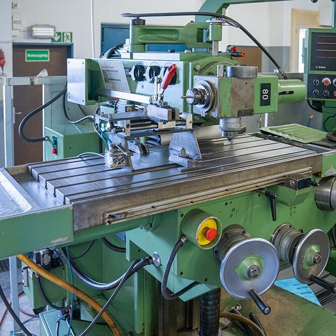 Metall- und Blechverarbeitung Maschinenpark konventionelle Mechanische Bearbeitung Universal-Fräsmaschine Alcor zum Fräsen L+S AG