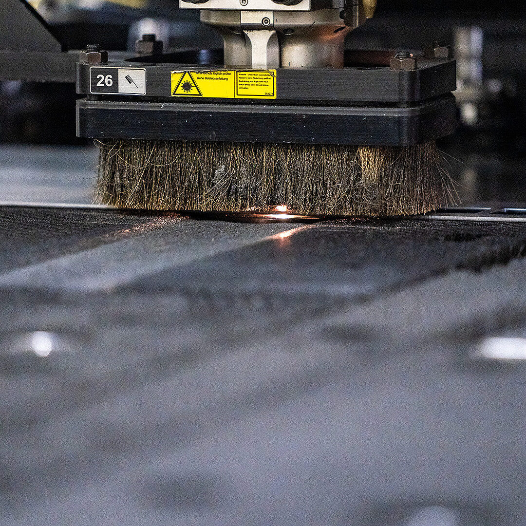Maschinenpark Lohnfertigung Verfahren Lasern und Stanzen Metall- und Blechverarbeitung mit Schneidlaser zur Trennung von Bauteilen vollautomatisiert für ergonomisches Arbeiten design + technics in der Schweiz