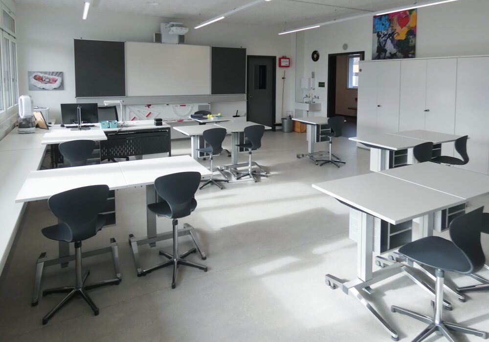 Schulmöbel Referenzen Schuleinrichtung Thayngen ergonomische Sitzmöbel Naturwissenschaft Technikzimmer in der Schweiz von L+S AG design + technics
