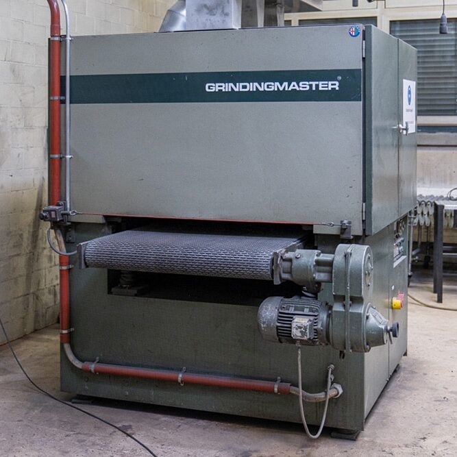 Metall- und Blechverarbeitung Maschinenpark Oberflächenbearbeitung Schleifmaschine Grindingmaster Oberflächenbehandlung L+S AG