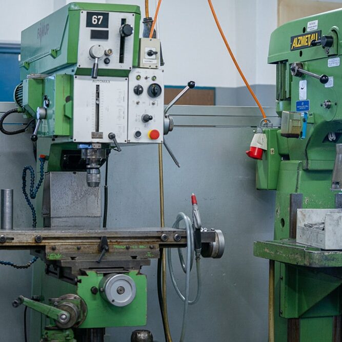 Metall- und Blechverarbeitung Maschinenpark konventionelle Mechanische Bearbeitung Ständer-Bohrmaschinen und Taumelniet-Maschinen L+S AG