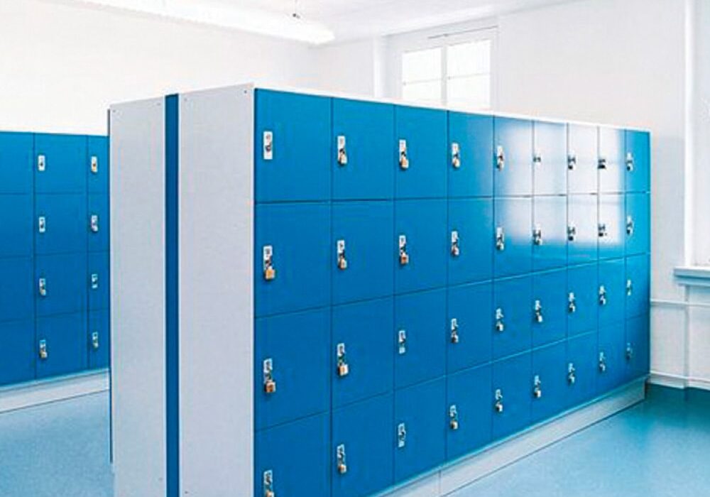 Büromöbel Garderoben und Fachschrank Stahl-Schliessfächer in blau individuelle Auswahlmöglichkeit mehrere Fächer im Umkleideraum L+S AG design + technics 