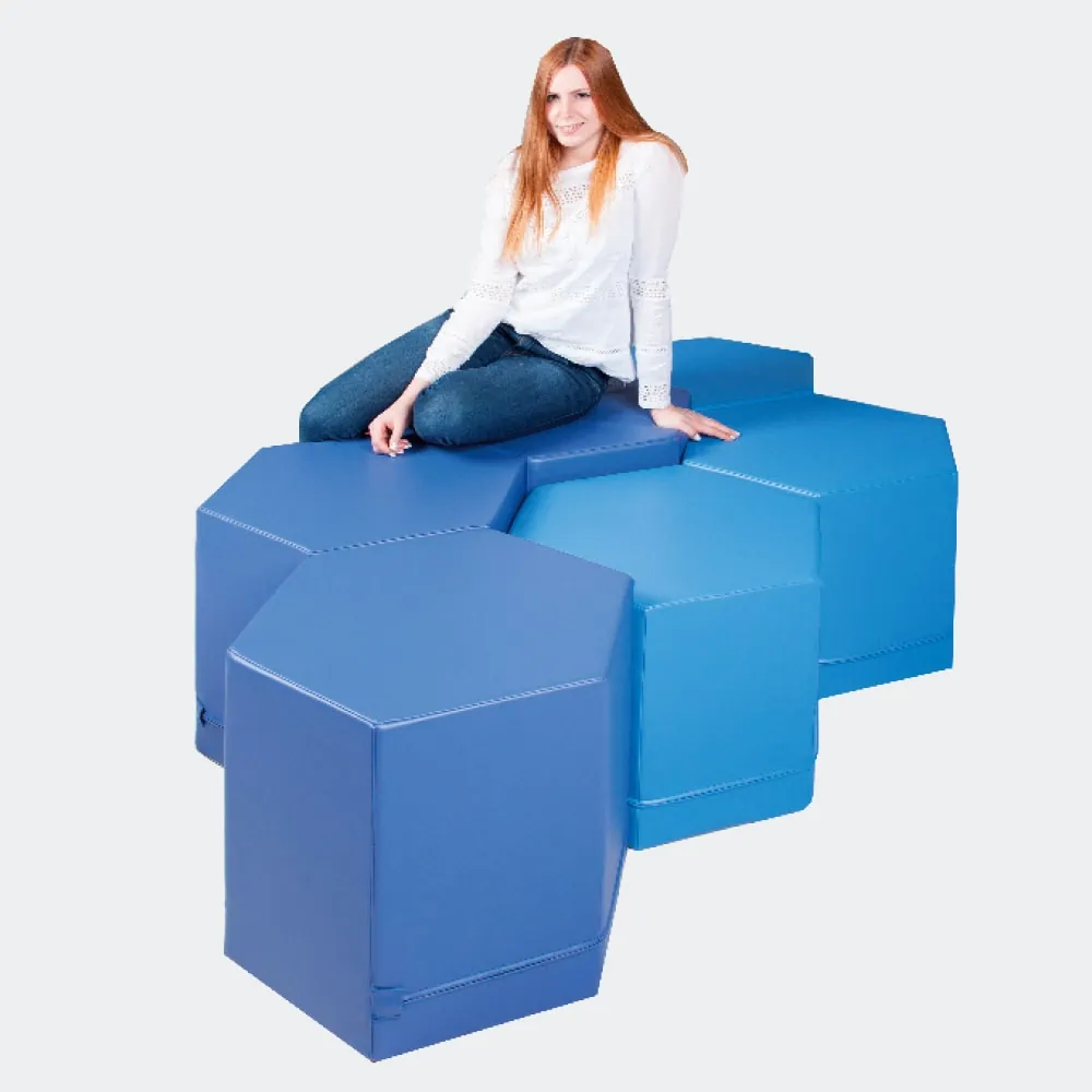 Schulmöbel Lernlandschaften Hocker Six freie Sitzflächengestaltung durch sechseckige Form mit Schaumstoffinnenkern für ergonomisches Sitzen L+S AG in der Schweiz
