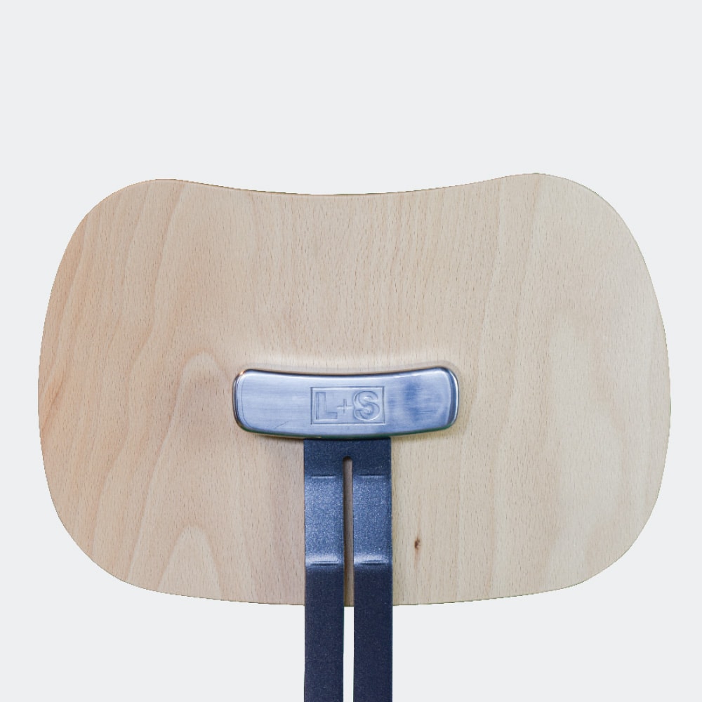 Schulmöbel Produkte Stühle Stuhllinie JOY für Wohlbefinden beim Sitzen mit höhenverstellbarem Rückenlehnenbügel L+S AG in der Schweiz