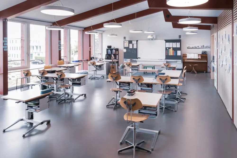 Schulmöbel Referenzen Schulhauseinrichtung Scherzingen Klassenzimmer Ergonomie Schule und Industrie in der Schweiz von L+S AG design + technics