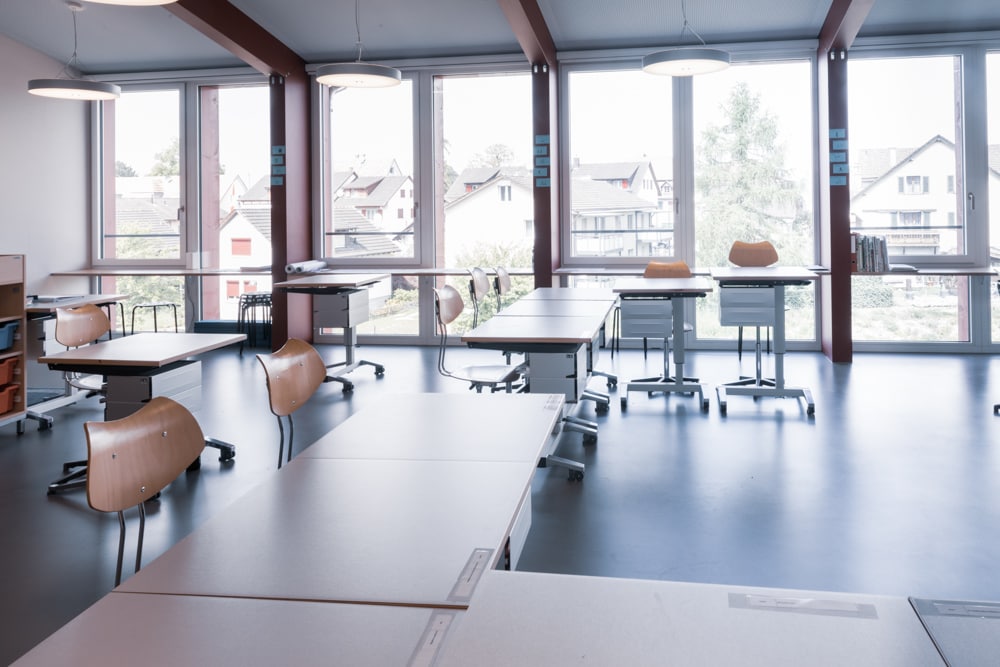 Schulmöbel Referenzen Schulhauseinrichtung Scherzingen pädagogisch wertvolle Möbel Mittelschule in der Schweiz von L+S AG design + technics