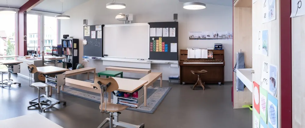 Schulmöbel Referenzen Schulhauseinrichtung Scherzingen Wandtafelsysteme Grundschule in der Schweiz von L+S AG design + technics