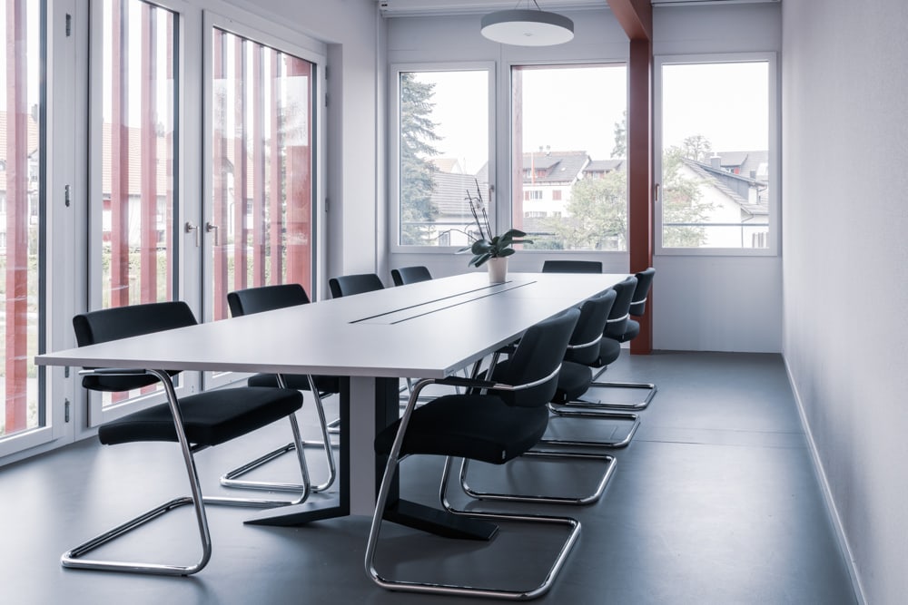 Büromöbel Referenzen Schuleinrichtung Scherzingen Konferenen und Meetings ergonomisches Sitzen in der Schweiz von L+S AG design + technics