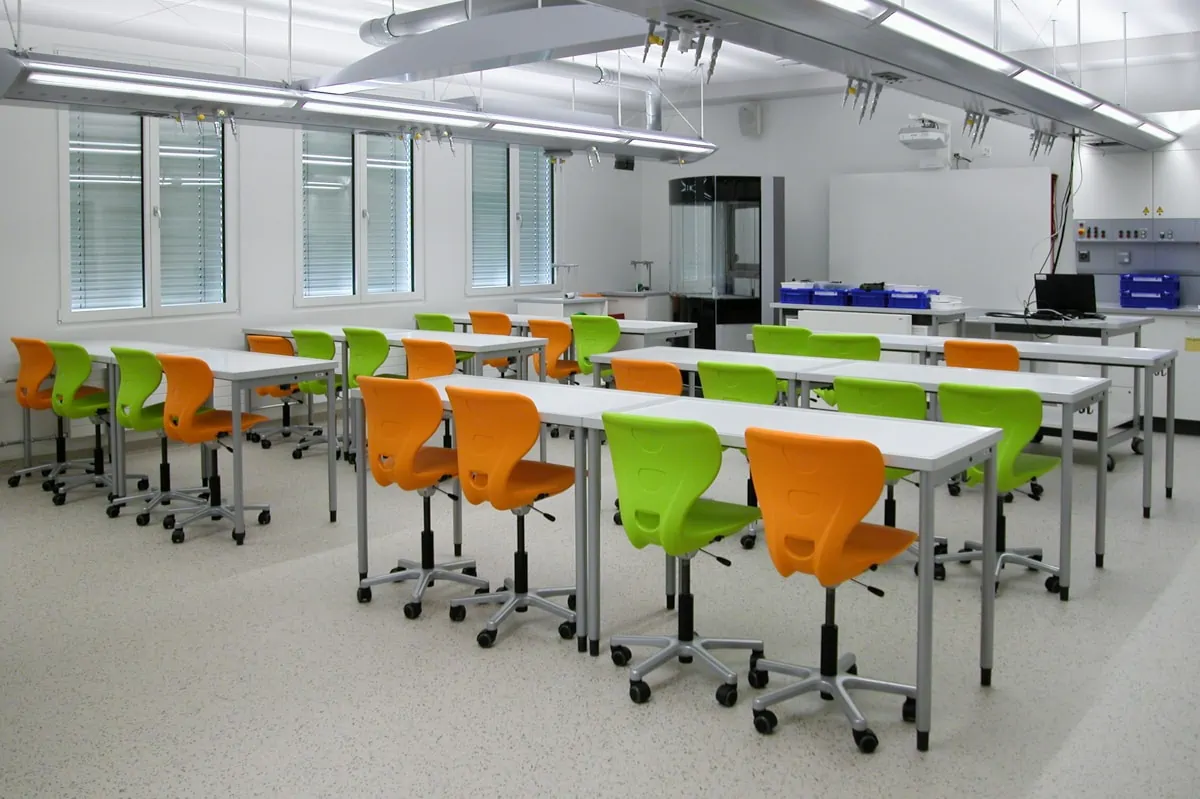 Schulmöbel Referenzen Schule Flums Technikzimmer ergonomisches Lernen Stühle auf Rollen für Mobilität L+S AG design + technics