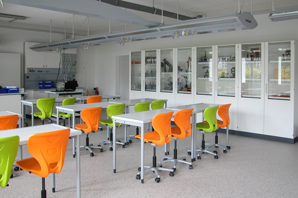 Schulmöbel Referenzen Schule Flums Natur und Technik Zimmer leicht zu reinigende Möbel Stühle auf Rollen L+S AG design + technics
