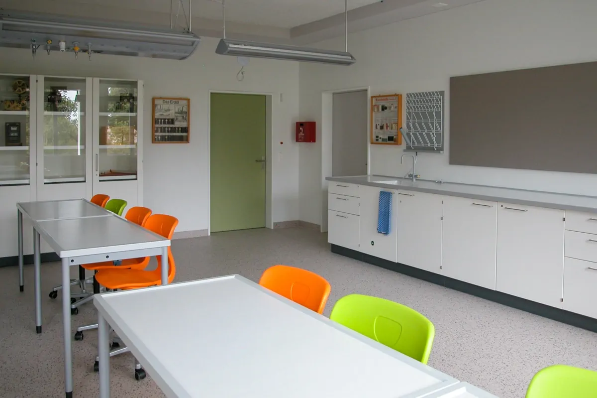 Schulmöbel Referenzen Schule Flums Natur und Technik Zimmer leicht zu reinigende Möbel Möbelklassiker L+S AG design + technics