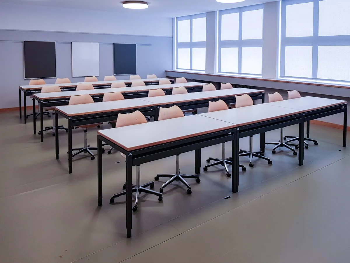 Schulmöbel Referenzen Kloten Klassenzimmereinrichtung Stühle auf Rollen mobiles Arbeiten L+S AG design + technics
