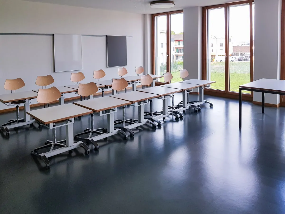 Schulmöbel Referenzen Kloten Klassenzimmereinrichtung Schrägstellung der Tische ergonomische Haltung L+S AG design + technics