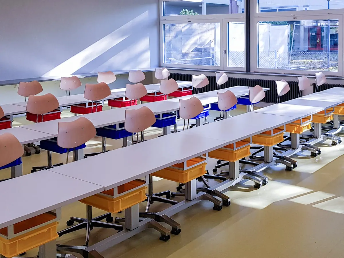 Schulmöbel Referenzen Kloten Klassenzimmereinrichtung Ablagefächer für Lernutensilien L+S AG design + technics
