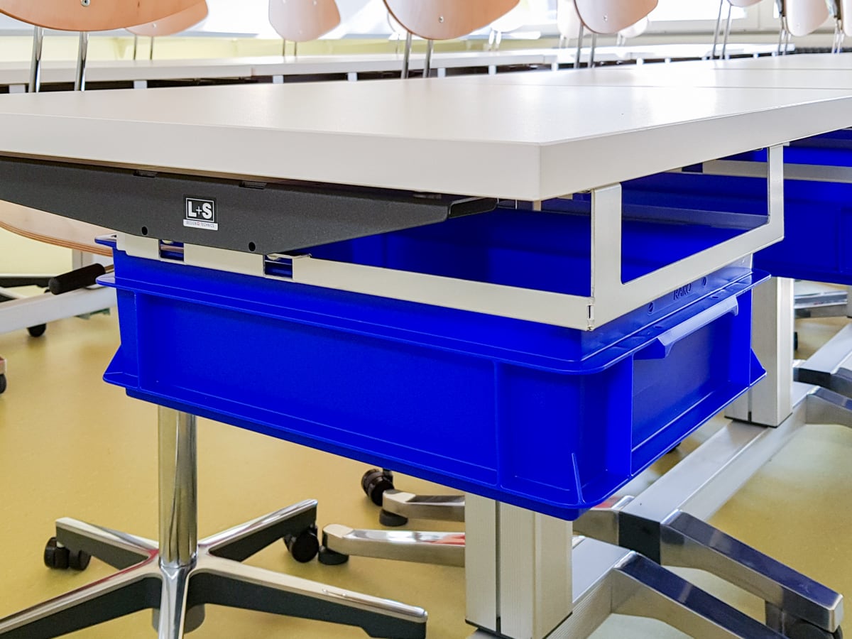 Schulmöbel Referenzen Kloten Klassenzimmereinrichtung Stauraumfächer Ablagefächer blaue Kisten L+S AG design + technics