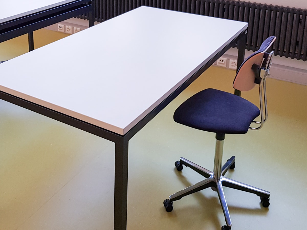 Schulmöbel Referenzen Kloten Klassenzimmereinrichtung gepolsteter Stuhl komfotables Sitzen L+S AG design + technics