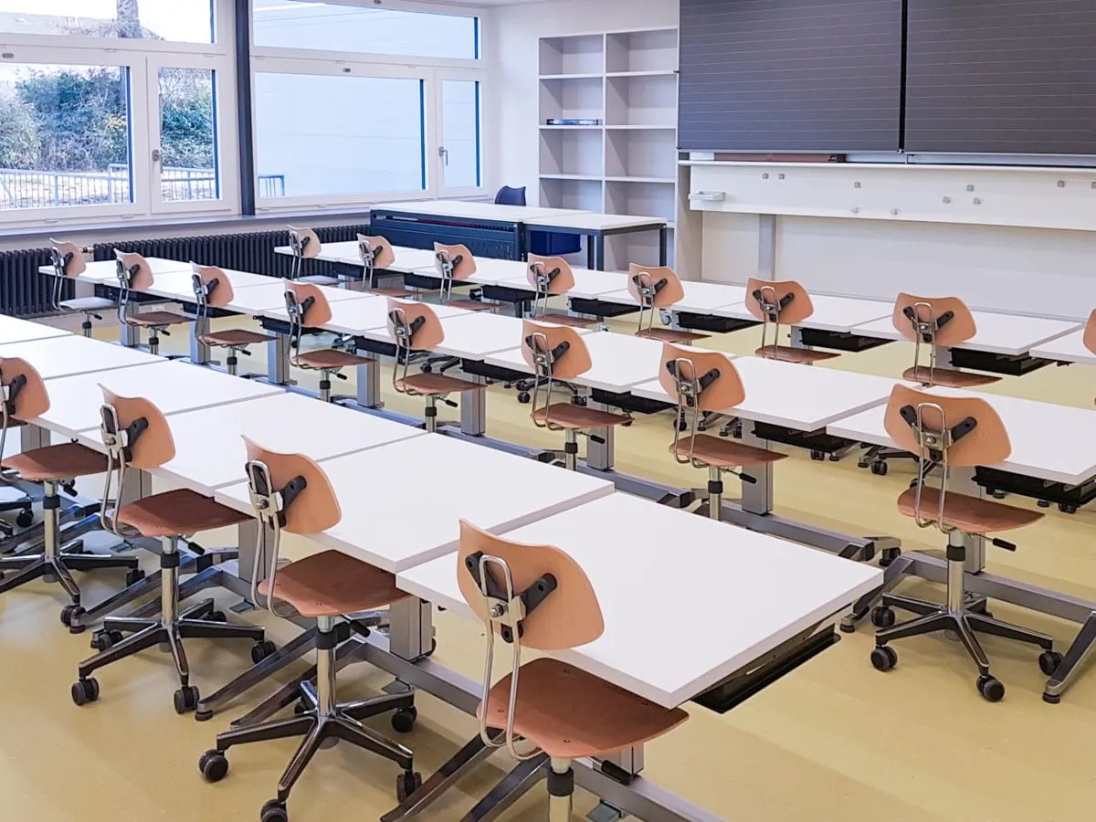 Schulmöbel Referenzen Kloten Klassenzimmereinrichtung Lerntechnologie der Bildungseinrichtung L+S AG design + technics
