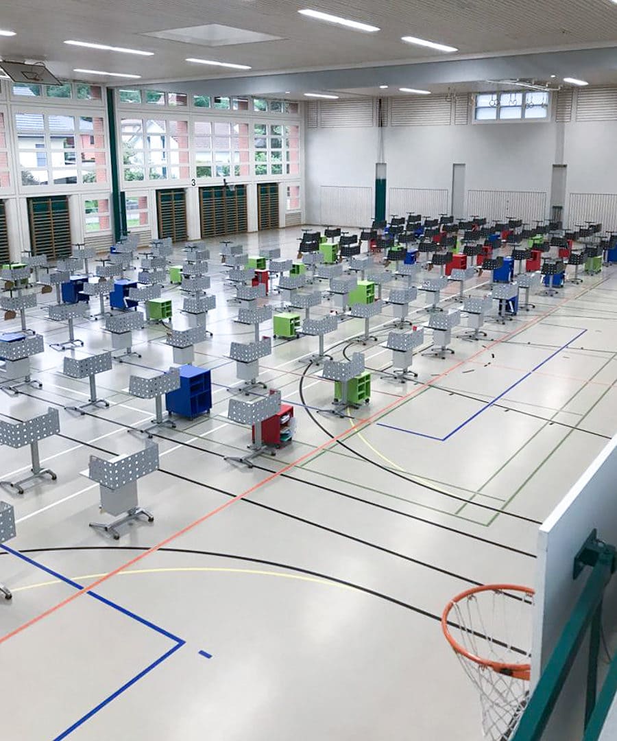 Schulmöbel Referenzen Müllheim Abschlussprüfung Sporthalle Sichtschutz aus Filz hohe Qualität in der Schweiz von L+S AG design + technics