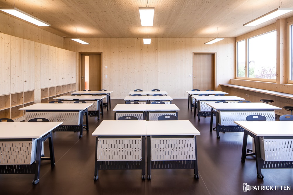 Schulmöbel Referenzen Schulhauseinrichtung Romanshorn Klassenzimmer Sichtblende hohe Qualität in der Schweiz von L+S AG design + technics