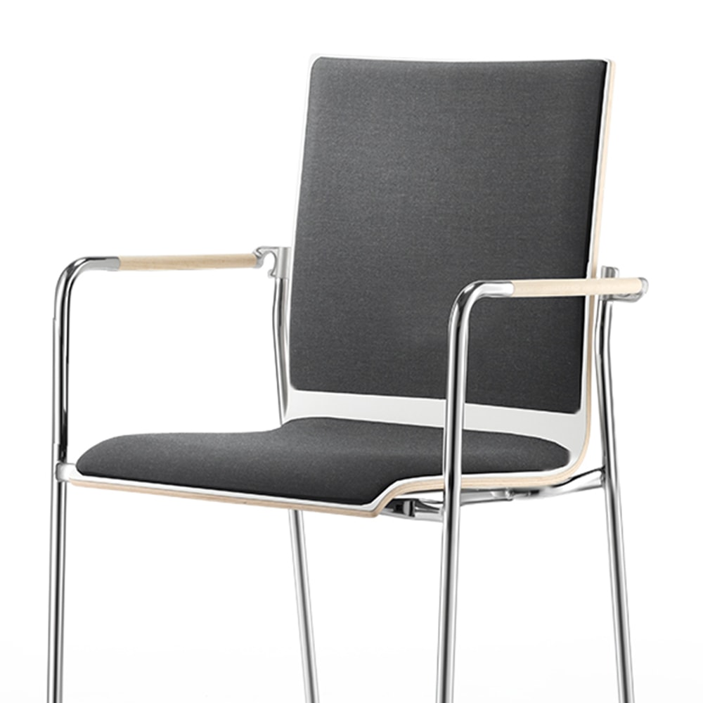 Stapelstuhl ARKETTO hoher Sitzkomfort Optionen Sitz- und Rückenpolster schwarz zeitloses Design aus der Schweiz