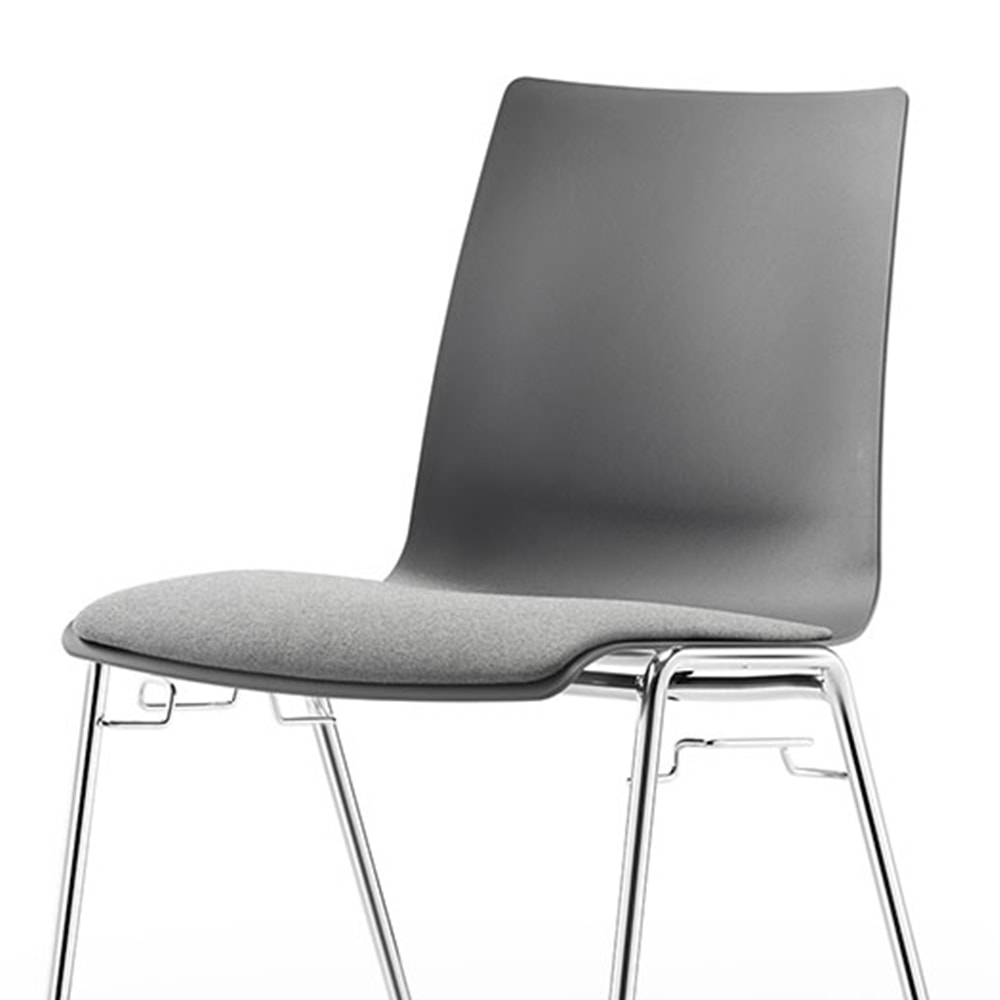 Stapelstuhl ATLANTA verchromte Füsse Objektmöbel Optionen Sitzpolster grau zum relaxen made in Swiss